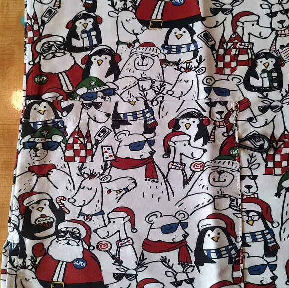 Women's Scrub Top Size Large by Gabby Brooke Christmas Santa Penguin pattern NWT - Picture 5 of 5
